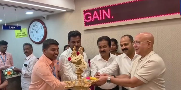 செங்கல்பட்டு பாலாற்று மேம்பாலத்தில் நடுவில் கார் தீப்பிடித்து எறிந்தது. கடும் போக்குவரத்து நெரிசல்