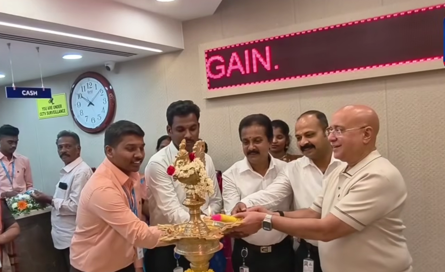 செங்கல்பட்டு பாலாற்று மேம்பாலத்தில் நடுவில் கார் தீப்பிடித்து எறிந்தது. கடும் போக்குவரத்து நெரிசல்