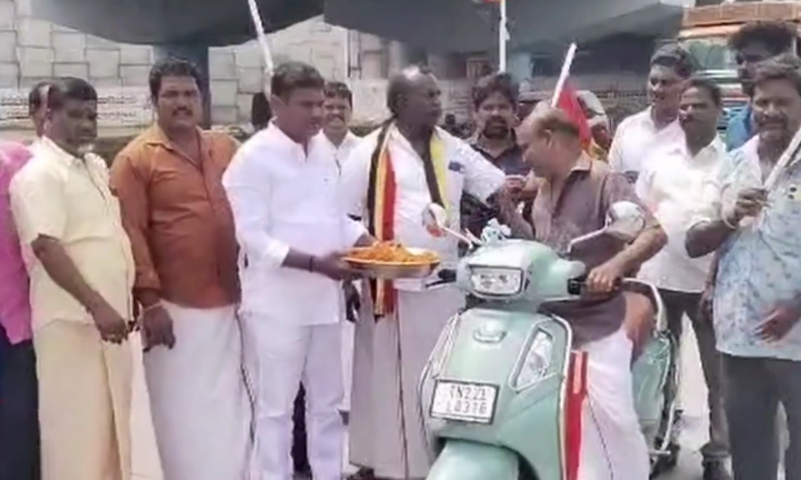 செங்கல்பட்டு பாலாற்று மேம்பாலத்தில் நடுவில் கார் தீப்பிடித்து எறிந்தது. கடும் போக்குவரத்து நெரிசல்