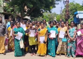 மயிலாடுதுறையில் எஃப்.கியூ.எல் ஆப் மோசடியால் பாதிக்கப்பட்டோர் காவல்அலுவலகத்தில் பணத்தை மீட்டுத்தர புகார்