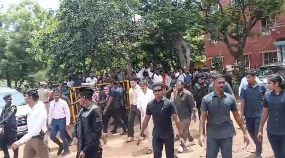 புழல் சிறைச்சாலை&காவல் நிலையத்திலும் 1 மணி நேரம் முதலமைச்சர் விஜய் திடீர் ஆய்வு