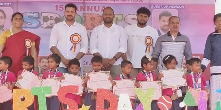 மயிலாடுதுறையில், சிலம்பம், சுருள்வாள், பச்சை குதிரை தாண்டுதல்களுடன் நடைபெற்ற விளையாட்டுப் போட்டி