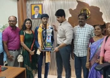 சர்வதேச கிராண்ட் மாஸ்டர் போட்டியில் இந்தியாவின் 98வது செஸ் கிராண்ட் மாஸ்டர் பட்டம் வென்ற இளம் செஸ் வீரர்