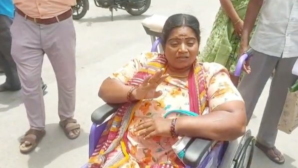 நான் கல்யாணம் பண்ணிக்கிட்டது தப்பா. என மாற்றுத்திறனாளி பெண் தரையில் அமர்ந்து அழுது புலம்பல்