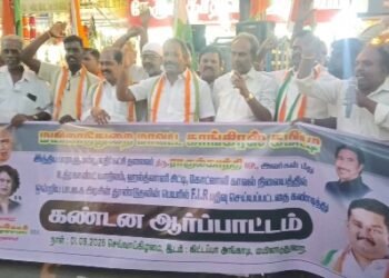 ராஜீவ்புரம் பகுதியில் தாட்கோ நிலத்தில் நவீன இறால் வளர்ப்பு மையம் அமைக்க கிராம மக்கள் சாலை மறியல்
