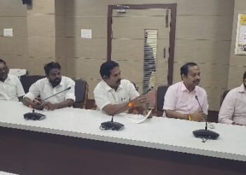 ராஜீவ்புரம் பகுதியில் தாட்கோ நிலத்தில் நவீன இறால் வளர்ப்பு மையம் அமைக்க கிராம மக்கள் சாலை மறியல்