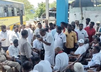 ராஜீவ்புரம் பகுதியில் தாட்கோ நிலத்தில் நவீன இறால் வளர்ப்பு மையம் அமைக்க கிராம மக்கள் சாலை மறியல்