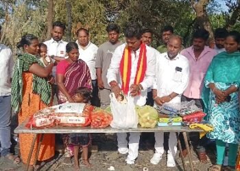 ராஜீவ்புரம் பகுதியில் தாட்கோ நிலத்தில் நவீன இறால் வளர்ப்பு மையம் அமைக்க கிராம மக்கள் சாலை மறியல்