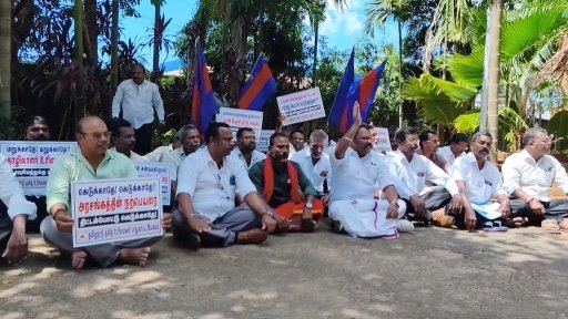ராஜீவ்புரம் பகுதியில் தாட்கோ நிலத்தில் நவீன இறால் வளர்ப்பு மையம் அமைக்க கிராம மக்கள் சாலை மறியல்