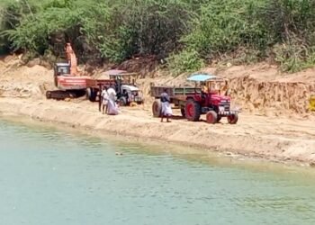 ராஜீவ்புரம் பகுதியில் தாட்கோ நிலத்தில் நவீன இறால் வளர்ப்பு மையம் அமைக்க கிராம மக்கள் சாலை மறியல்