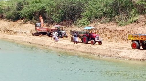 ராஜீவ்புரம் பகுதியில் தாட்கோ நிலத்தில் நவீன இறால் வளர்ப்பு மையம் அமைக்க கிராம மக்கள் சாலை மறியல்