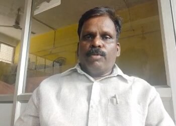 ராஜீவ்புரம் பகுதியில் தாட்கோ நிலத்தில் நவீன இறால் வளர்ப்பு மையம் அமைக்க கிராம மக்கள் சாலை மறியல்
