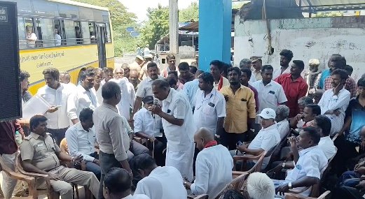 ராஜீவ்புரம் பகுதியில் தாட்கோ நிலத்தில் நவீன இறால் வளர்ப்பு மையம் அமைக்க கிராம மக்கள் சாலை மறியல்