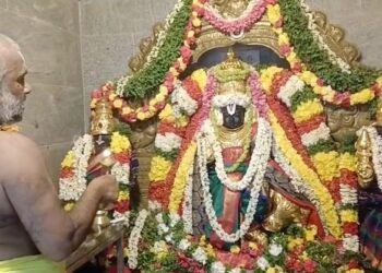 திருவாரூர் டாஸ்மார்க் அலுவலகம் முன்பு காலி மதுபாட்டில்கள் திரும்ப வாங்கும் திட்டத்தை கைவிட வலியுறுத்தி போராட்டம்