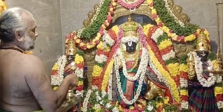 திருவாரூர் டாஸ்மார்க் அலுவலகம் முன்பு காலி மதுபாட்டில்கள் திரும்ப வாங்கும் திட்டத்தை கைவிட வலியுறுத்தி போராட்டம்