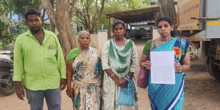 திருவாரூர் டாஸ்மார்க் அலுவலகம் முன்பு காலி மதுபாட்டில்கள் திரும்ப வாங்கும் திட்டத்தை கைவிட வலியுறுத்தி போராட்டம்