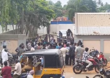 திருவாரூர் டாஸ்மார்க் அலுவலகம் முன்பு காலி மதுபாட்டில்கள் திரும்ப வாங்கும் திட்டத்தை கைவிட வலியுறுத்தி போராட்டம்