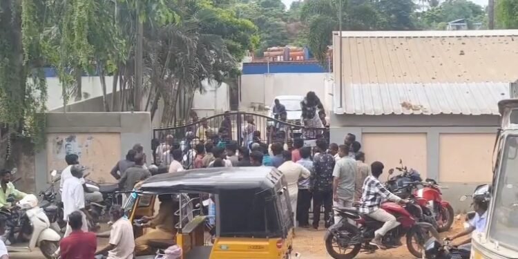 திருவாரூர் டாஸ்மார்க் அலுவலகம் முன்பு காலி மதுபாட்டில்கள் திரும்ப வாங்கும் திட்டத்தை கைவிட வலியுறுத்தி போராட்டம்