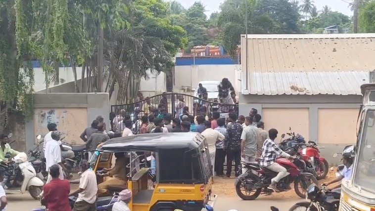 திருவாரூர் டாஸ்மார்க் அலுவலகம் முன்பு காலி மதுபாட்டில்கள் திரும்ப வாங்கும் திட்டத்தை கைவிட வலியுறுத்தி போராட்டம்