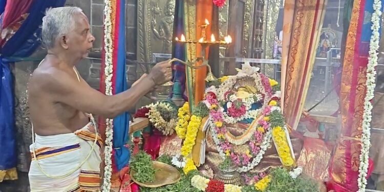 திருவாரூர் டாஸ்மார்க் அலுவலகம் முன்பு காலி மதுபாட்டில்கள் திரும்ப வாங்கும் திட்டத்தை கைவிட வலியுறுத்தி போராட்டம்