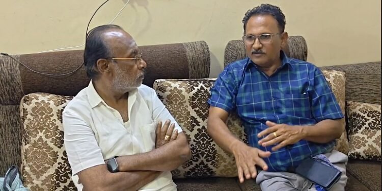 திருவாரூர் டாஸ்மார்க் அலுவலகம் முன்பு காலி மதுபாட்டில்கள் திரும்ப வாங்கும் திட்டத்தை கைவிட வலியுறுத்தி போராட்டம்
