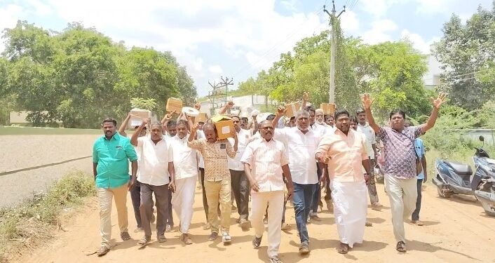 திருவாரூர் டாஸ்மார்க் அலுவலகம் முன்பு காலி மதுபாட்டில்கள் திரும்ப வாங்கும் திட்டத்தை கைவிட வலியுறுத்தி போராட்டம்