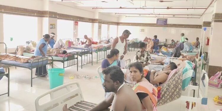 திருவாரூர் டாஸ்மார்க் அலுவலகம் முன்பு காலி மதுபாட்டில்கள் திரும்ப வாங்கும் திட்டத்தை கைவிட வலியுறுத்தி போராட்டம்