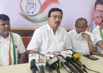 திடீரென்று பெய்த மழை காரணமாக நெல் மூட்டைகள், மழையில் நனைந்து சேதம்விவசாயிகள் வேதனை