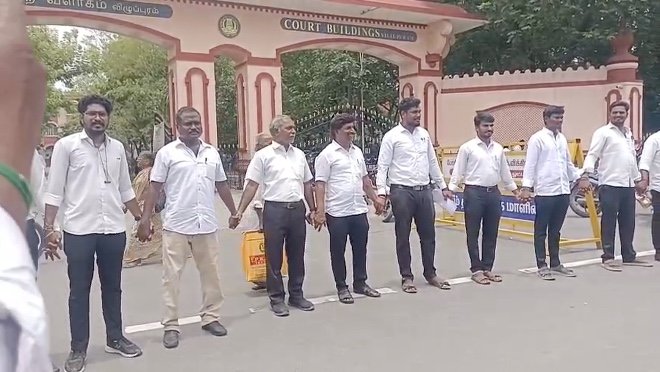 வடபட்டினம் நண்பர்களே பார்ப்பதற்காக சென்ற வாலிபர் பைக் மோதி உயிரிழப்பு