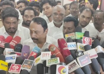 விவாகரத்து பெற்று தரக்கோரி சென்றநிலையில்,வழக்கறிஞர்கள் கொலைமிரட்டல்,பாதிக்கப்பட்ட நபர் குற்றச்சாட்டு