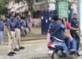 விவாகரத்து பெற்று தரக்கோரி சென்றநிலையில்,வழக்கறிஞர்கள் கொலைமிரட்டல்,பாதிக்கப்பட்ட நபர் குற்றச்சாட்டு