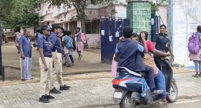 விவாகரத்து பெற்று தரக்கோரி சென்றநிலையில்,வழக்கறிஞர்கள் கொலைமிரட்டல்,பாதிக்கப்பட்ட நபர் குற்றச்சாட்டு