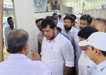 விவாகரத்து பெற்று தரக்கோரி சென்றநிலையில்,வழக்கறிஞர்கள் கொலைமிரட்டல்,பாதிக்கப்பட்ட நபர் குற்றச்சாட்டு