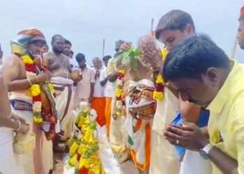 ஈரானிய கடற்கொள்ளையர்கள் சுட்டதில் சவுதி அரேபியாவில் உயிரிழந்த 2 மீனவர்களுக்குஅரசு அதிகாரிகள் அஞ்சலி