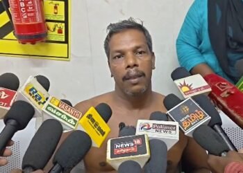 மயிலாடுதுறை அருகே வீட்டில் சார்ஜ் செய்த போது, பிரபல OLA நிறுவனத்தின் Electric bike தீப்பிடித்த வீடியோ