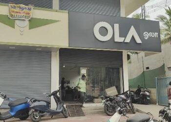 மயிலாடுதுறை அருகே வீட்டில் சார்ஜ் செய்த போது, பிரபல OLA நிறுவனத்தின் Electric bike தீப்பிடித்த வீடியோ