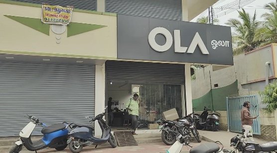 மயிலாடுதுறை அருகே வீட்டில் சார்ஜ் செய்த போது, பிரபல OLA நிறுவனத்தின் Electric bike தீப்பிடித்த வீடியோ