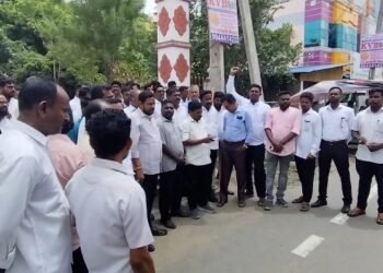 குத்தாலம் அருகே வீட்டினுள் புகுந்த முகமூடி நபர் மூதாட்டியை மிரட்டி 71/2பவுன் நகை50,000பணம் திருட்டு