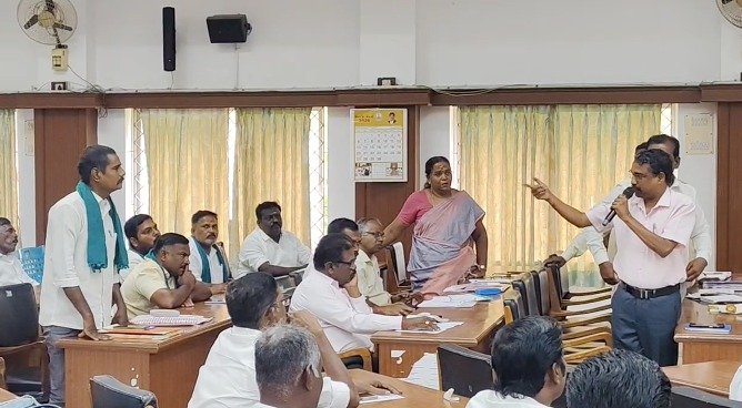 குத்தாலம் அருகே வீட்டினுள் புகுந்த முகமூடி நபர் மூதாட்டியை மிரட்டி 71/2பவுன் நகை50,000பணம் திருட்டு