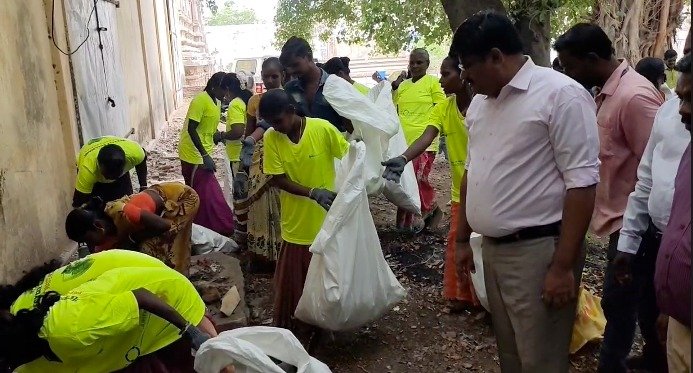 ஆரோவில் தொடர்பாக ஆட்சியரிடம் சமூக ஆர்வலர்கள் மனு