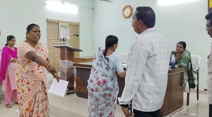 ஆரோவில் தொடர்பாக ஆட்சியரிடம் சமூக ஆர்வலர்கள் மனு