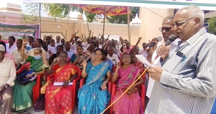தூக்கிட்டு தற்கொலை பெண்ணின் மரணத்தில் சந்தேகம் உறவினர்கள் அரசு மருத்துவமனையில் குவிந்ததால் பரபரப்பு
