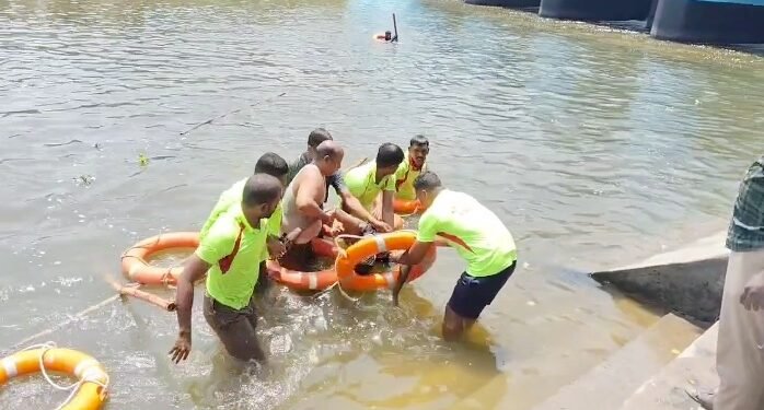 தூக்கிட்டு தற்கொலை பெண்ணின் மரணத்தில் சந்தேகம் உறவினர்கள் அரசு மருத்துவமனையில் குவிந்ததால் பரபரப்பு