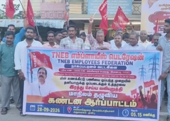 தூக்கிட்டு தற்கொலை பெண்ணின் மரணத்தில் சந்தேகம் உறவினர்கள் அரசு மருத்துவமனையில் குவிந்ததால் பரபரப்பு