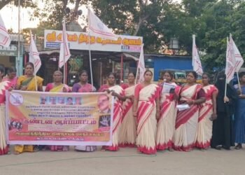 தூக்கிட்டு தற்கொலை பெண்ணின் மரணத்தில் சந்தேகம் உறவினர்கள் அரசு மருத்துவமனையில் குவிந்ததால் பரபரப்பு