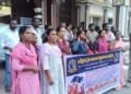 தூக்கிட்டு தற்கொலை பெண்ணின் மரணத்தில் சந்தேகம் உறவினர்கள் அரசு மருத்துவமனையில் குவிந்ததால் பரபரப்பு