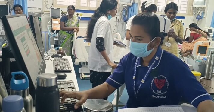 தூக்கிட்டு தற்கொலை பெண்ணின் மரணத்தில் சந்தேகம் உறவினர்கள் அரசு மருத்துவமனையில் குவிந்ததால் பரபரப்பு