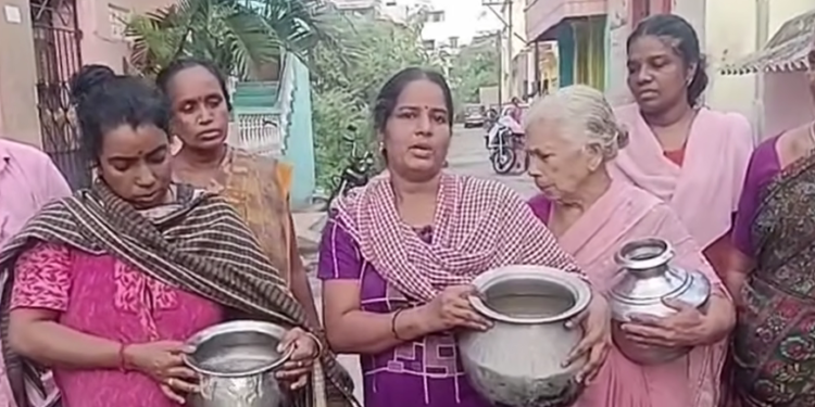 கழிவு நீர் கலந்து வரும் தண்ணீரை வடிகட்டி வேறு வழி இன்றி காய்ச்சி குடித்து வருகின்றனர்