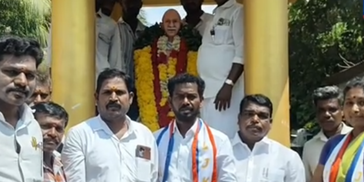 காந்தி ஜெயந்தியை முன்னிட்டு ஆக்கூரில் இலட்சிய ஜனநாயக கட்சி சார்பில் மாலை அணிவித்து மரியாதை