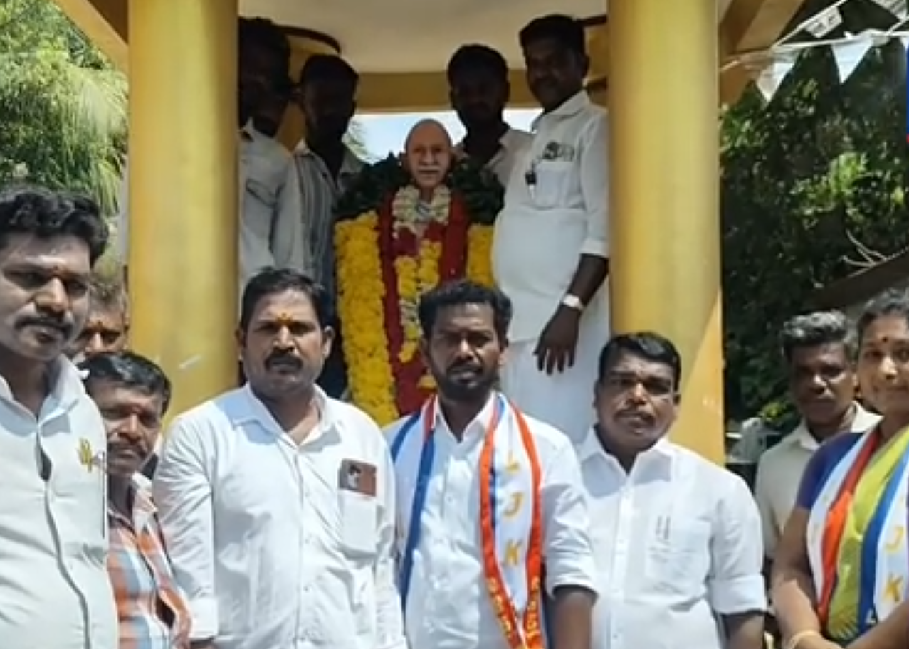 காந்தி ஜெயந்தியை முன்னிட்டு ஆக்கூரில் இலட்சிய ஜனநாயக கட்சி சார்பில் மாலை அணிவித்து மரியாதை